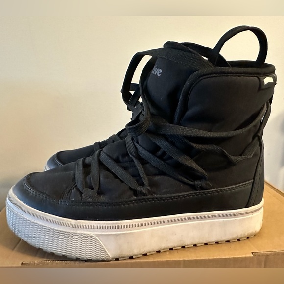 Native Shoes, Chamonix Boot, Size 6 - Picture 3 of 5